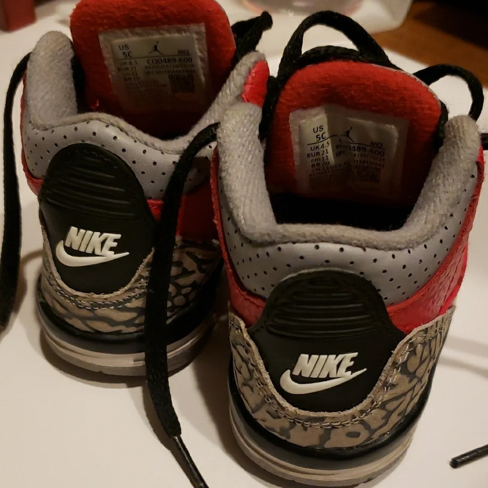 Nike Jordan Red and Gray Kids Sneakers 5 C - Picture 3 of 8